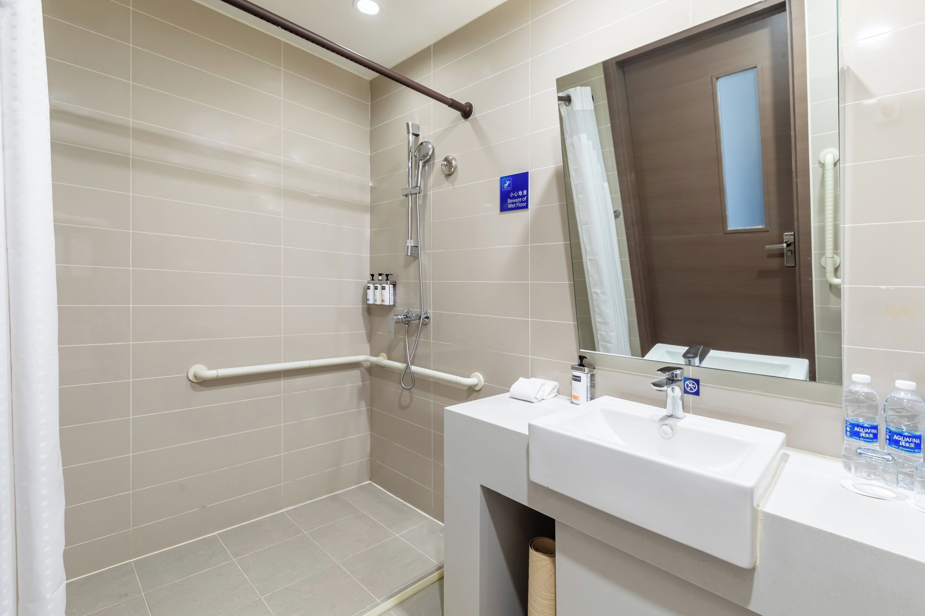 standard room, 1 queen bed, accessible | minibar, in-room safe, desk, soundproofing