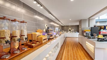 Daily buffet breakfast (CNY 48 per person)