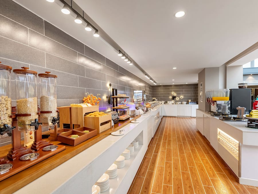 Daily buffet breakfast (CNY 48 per person)