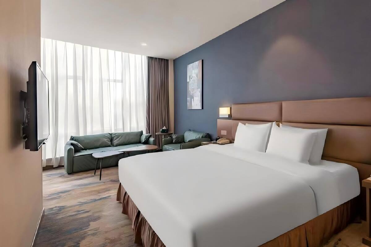 Suite (Coin Building View) | Minibar, in-room safe, desk, soundproofing