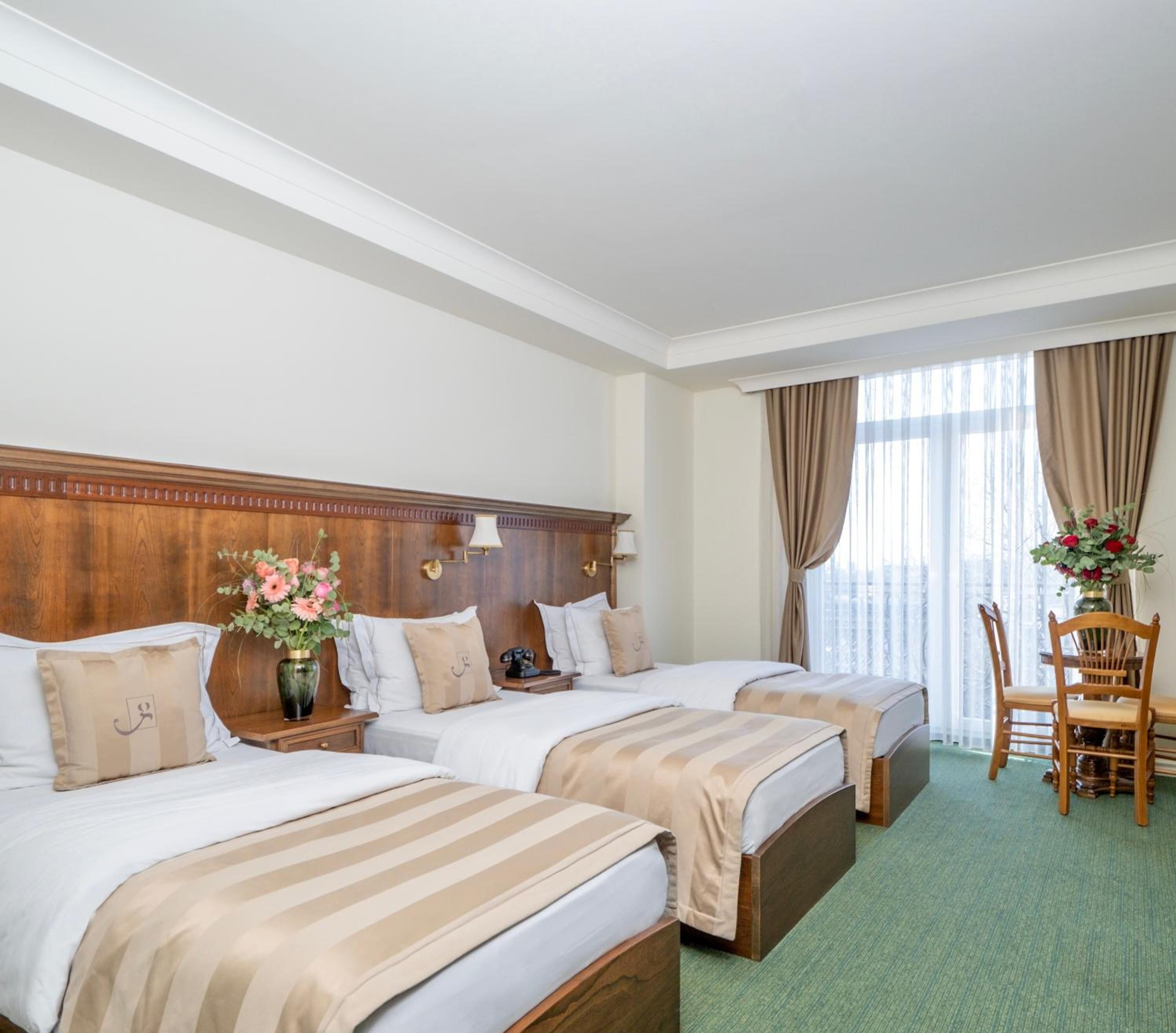 Een minibar, een kluis op de kamer, geluiddichte muren, internet