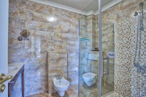 Articles de toilette gratuits, sèche-cheveux, peignoirs, chaussons