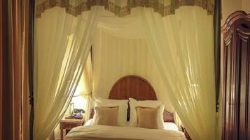 Minibaari, tallelokero huoneessa, äänieristys, internet