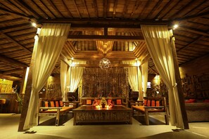 Lobby sitting area - Ubud Virgin Villa (Ubud)