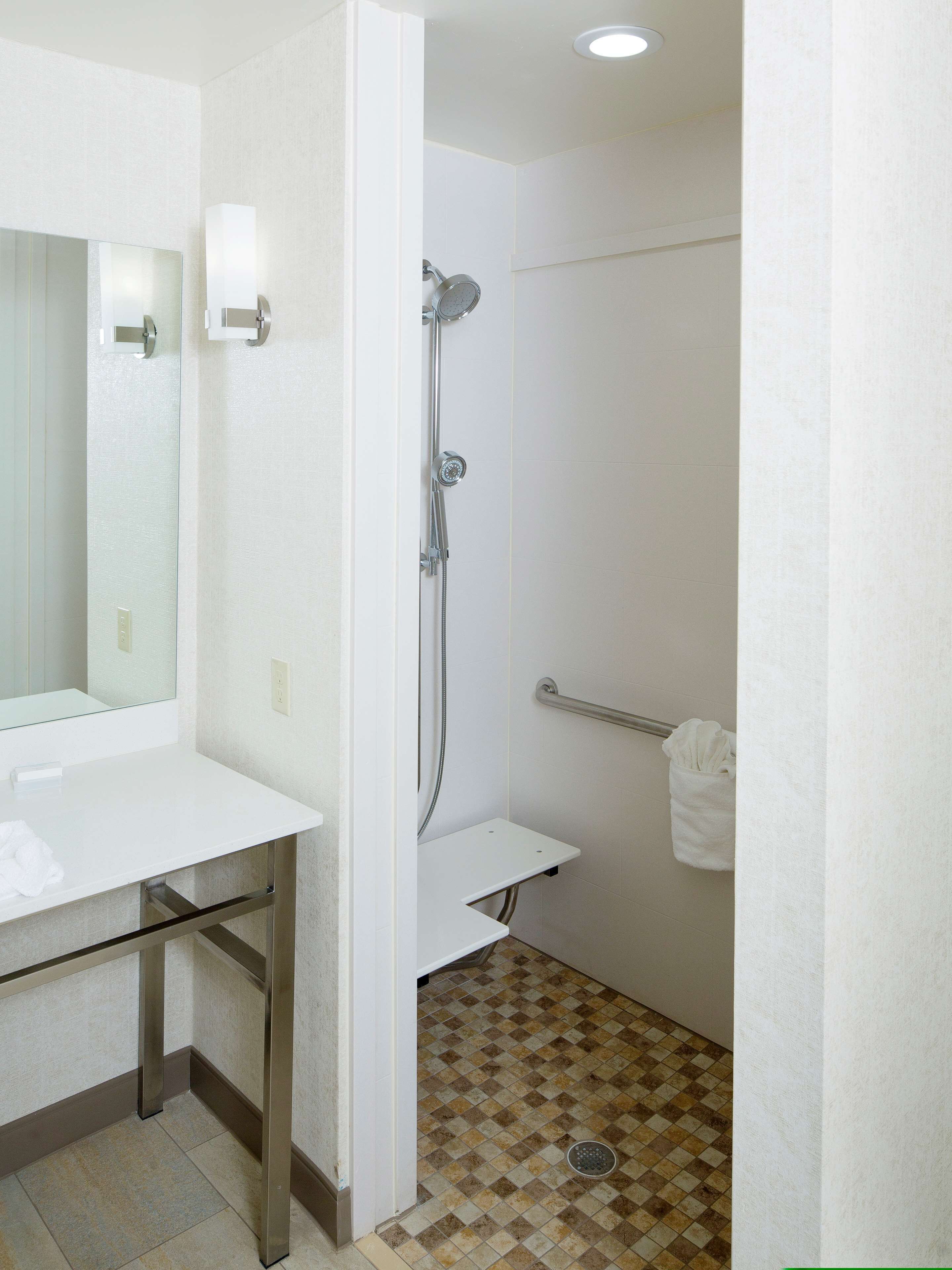 combined shower/bathtub, free toiletries, towels