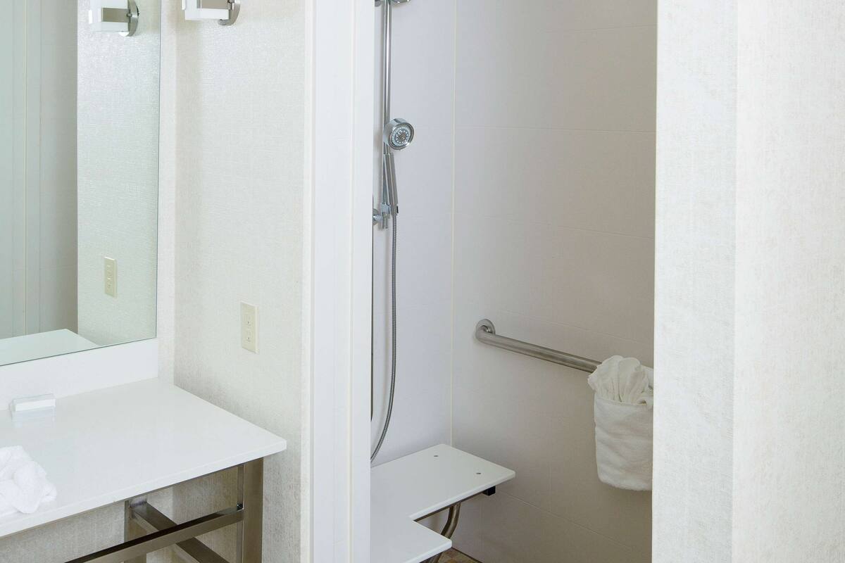 combined shower/bathtub, free toiletries, towels