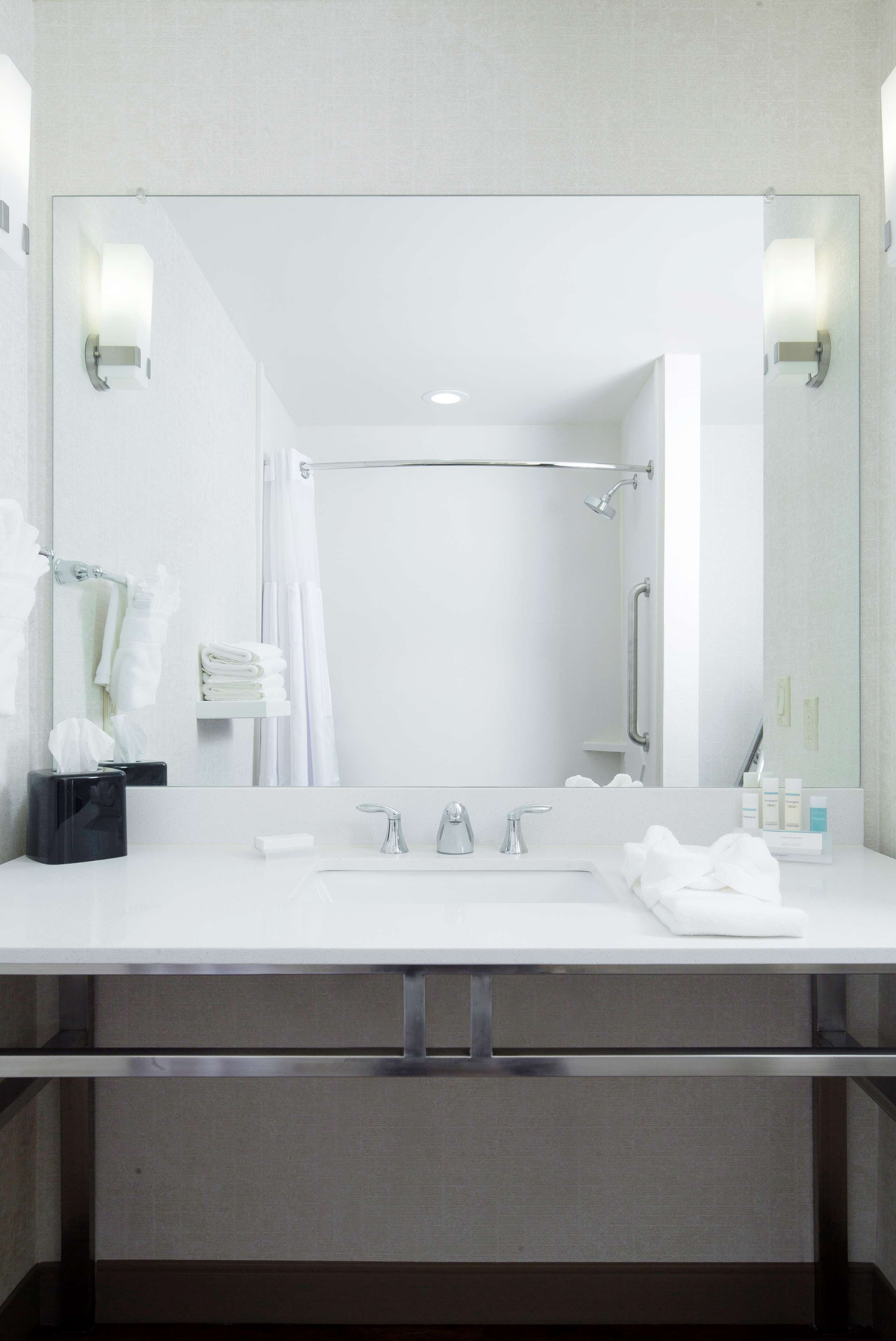 combined shower/bathtub, free toiletries, towels