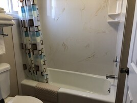 Ducha, artículos de tocador gratuitos, secador de pelo