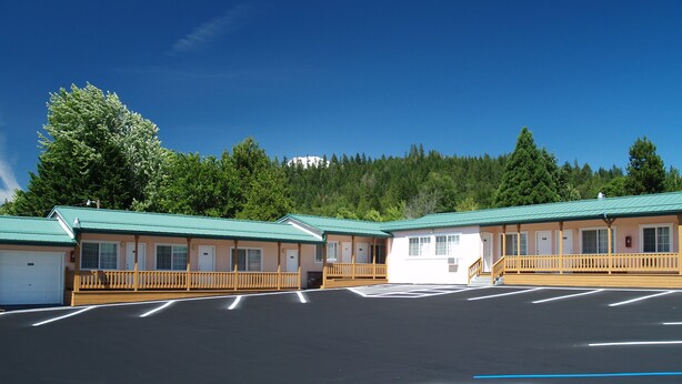 A motel with multiple rooms, a parking lot, and a disabled parking space. - Evergreen Lodge (Mount Shasta)