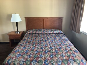 Room, 1 Queen Bed | Desk - Evergreen Lodge (Mount Shasta)
