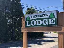 Señal de Evergreen Lodge.