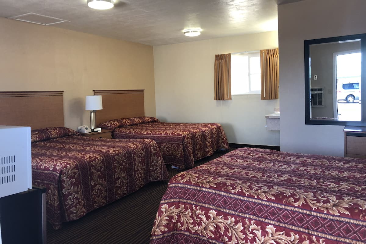 Triple Room | Desk