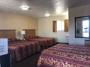 Triple Room | Desk - Evergreen Lodge (Mount Shasta)
