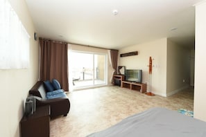 Room (Hyukgeose) | Living area | TV