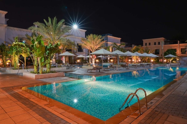 Piscina externa, funciona das 8h às 19h, guarda-sóis, espreguiçadeiras