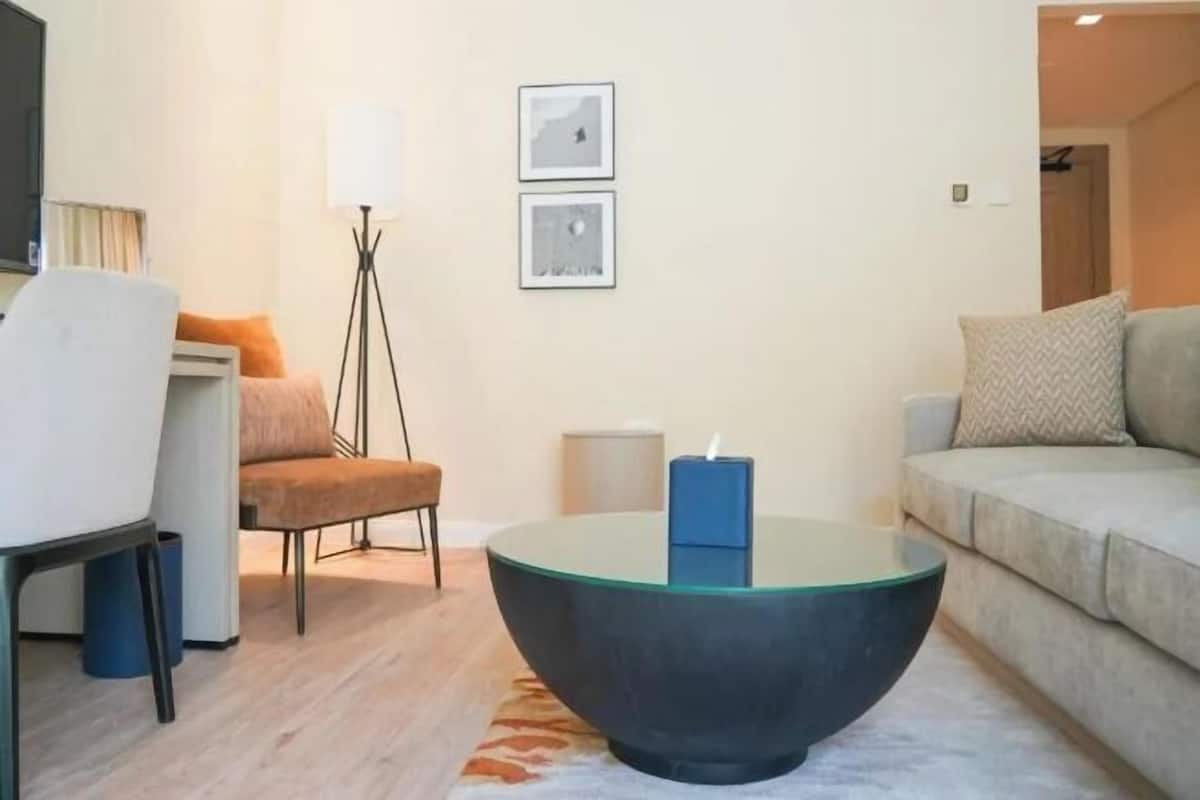 Wohnbereich | 48-Zoll-LED-Fernseher mit Satellitenempfang, Fernseher