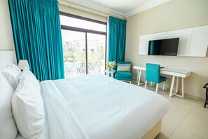 Quarto triplo | Cofres nos quartos, espaço de trabalho para notebook, Wi-Fi de cortesia