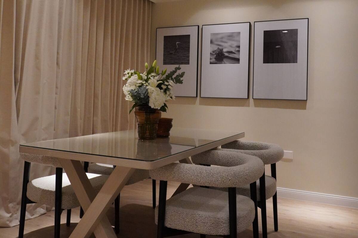 Premium One Bedroom | 객실 내 식사 공간
