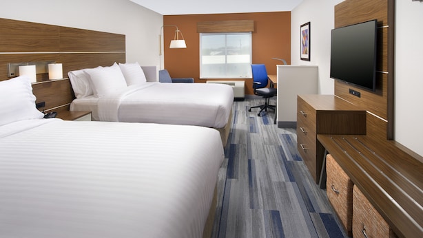 A hotel room with two beds, a desk, a chair, a TV, and a window. - Holiday Inn Express & Suites New Braunfels by IHG (New Braunfels)