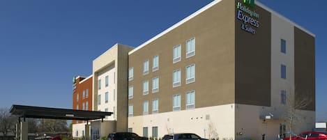 Guests can enjoy a convenient stay at this hotel with a flat roof and ample parking.