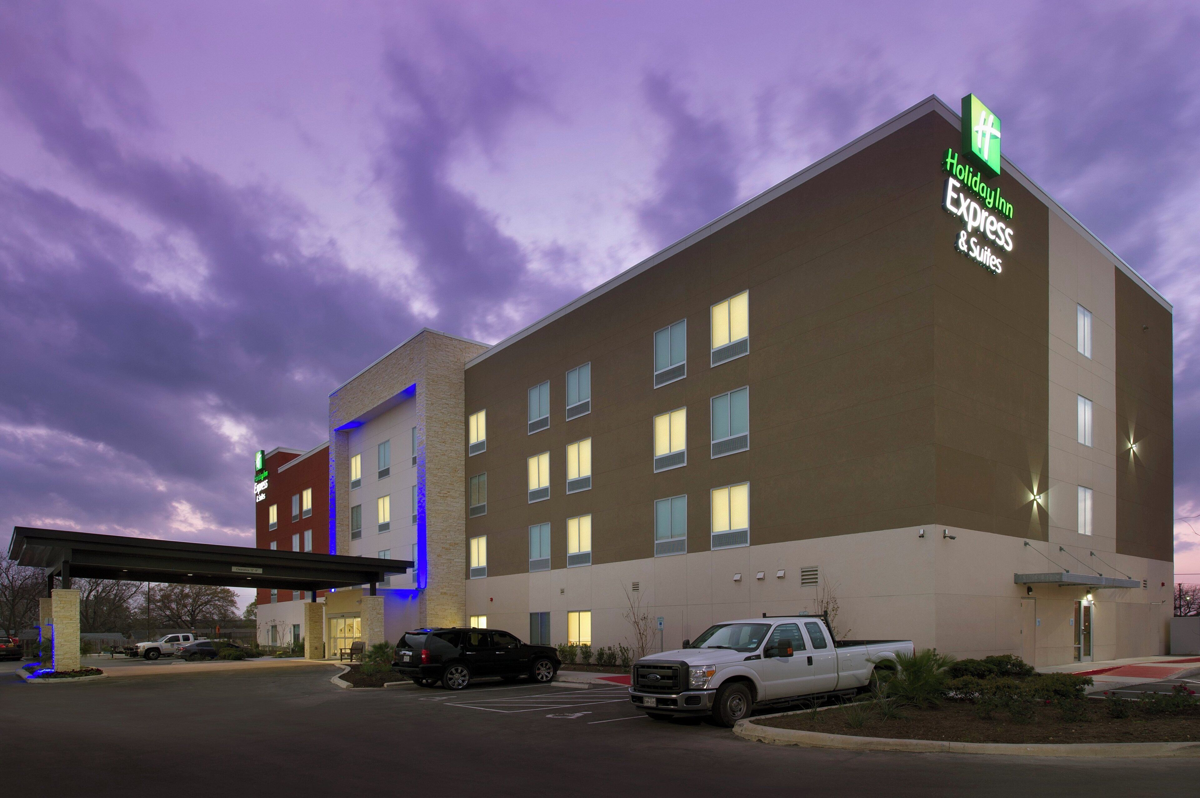 Un hôtel Holiday Inn Express doté d’un parking et d’un passage couvert.