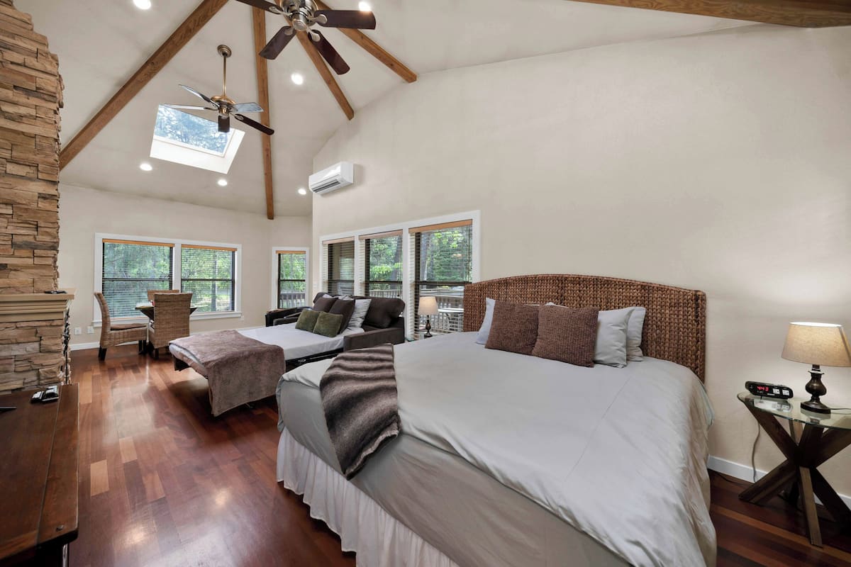 Casa de lujo en un árbol, 1 habitación, bañera de hidromasaje, vistas al jardín | Ropa de cama de alta calidad y colchones viscoelásticos