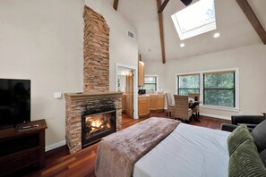 Casa de Ć”rbol de lujo, 1 habitación, hidromasaje, vista al jardĆn | Ćrea de sala de estar | Televisión de pantalla plana