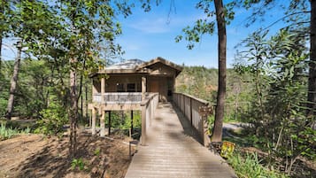 Luksustrehytte, 1 soverom, massasjebadekar, hageutsikt | Sengetøy av topp kvalitet, memory foam-senger og individuelt dekorert