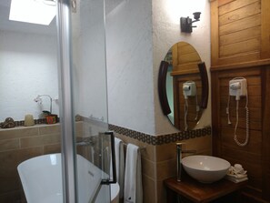 Deluxe suite, 1 kingsize bed | Een kluis op de kamer, individueel gedecoreerd