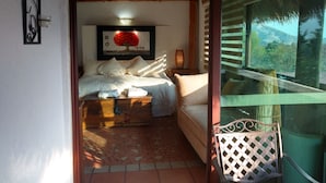Deluxe Suite, 1 King Bed | In-room safe, iron/ironing board, rollaway beds, individually decorated - Casa D Lobo Hotel Boutique (Malinalco)