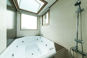 Combined shower/bathtub, jetted bath, hair dryer, towels - Vitamin Sea House (Jeju City)
