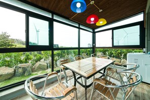 NoEul Room (35 PY) | In-room dining - Vitamin Sea House (Jeju City)