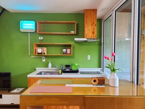 Olive  | Private kitchenette | Fridge, microwave, stovetop, coffee/tea maker - Positano in Jeju (Seogwipo)