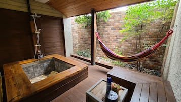 Ocean | Bathroom | Shower, free toiletries, hair dryer, heated floors