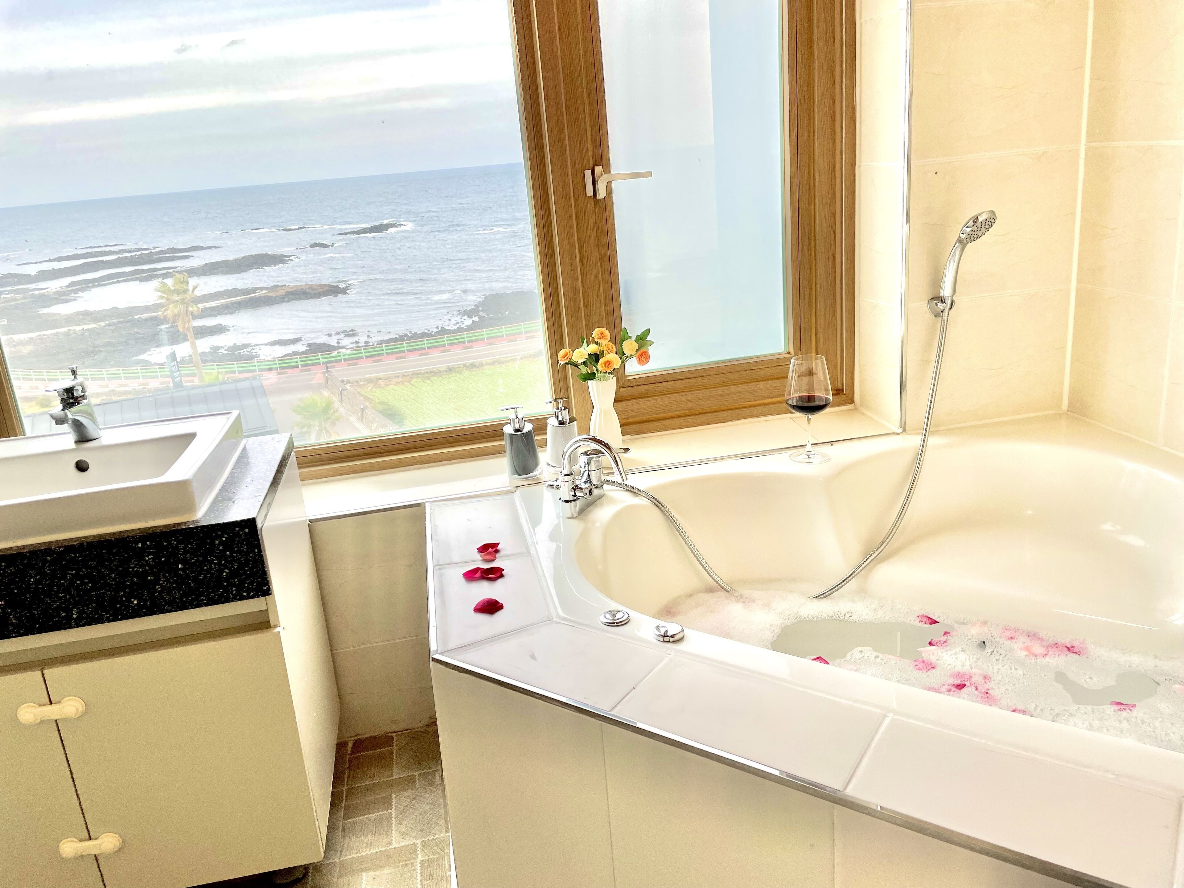 hair dryer, bidet, towels, shampoo