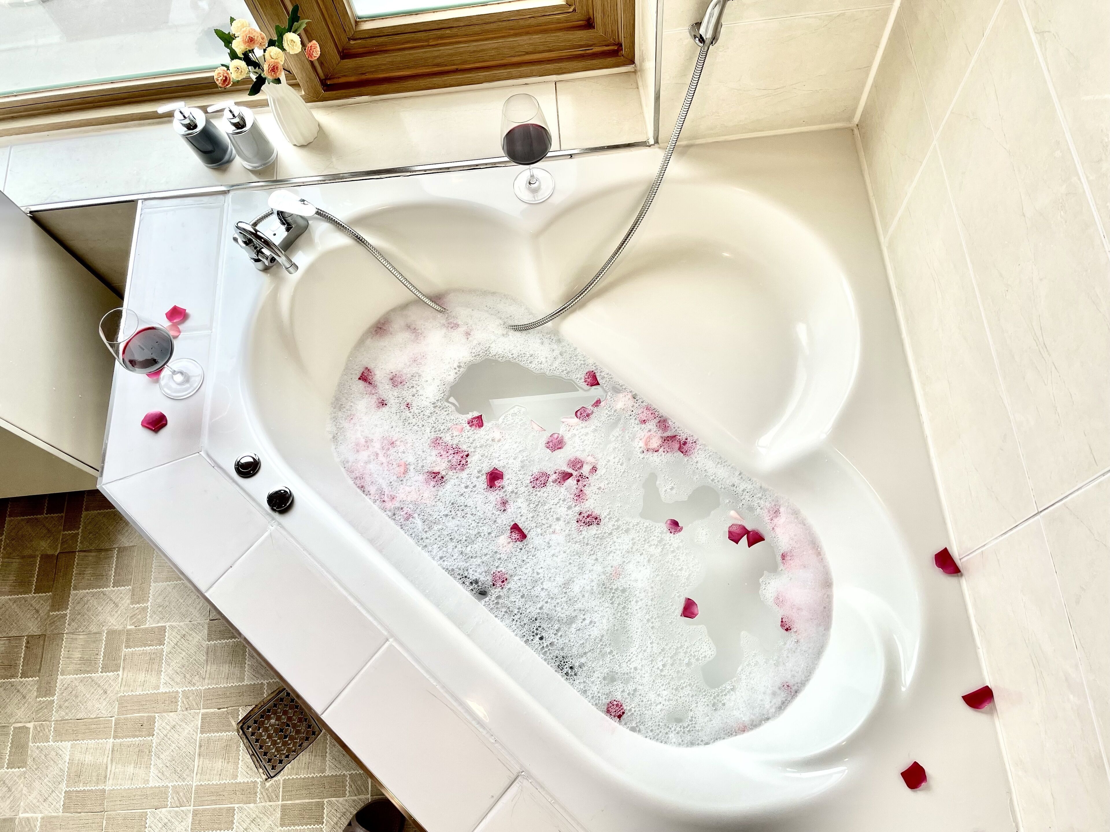 hair dryer, bidet, towels, shampoo