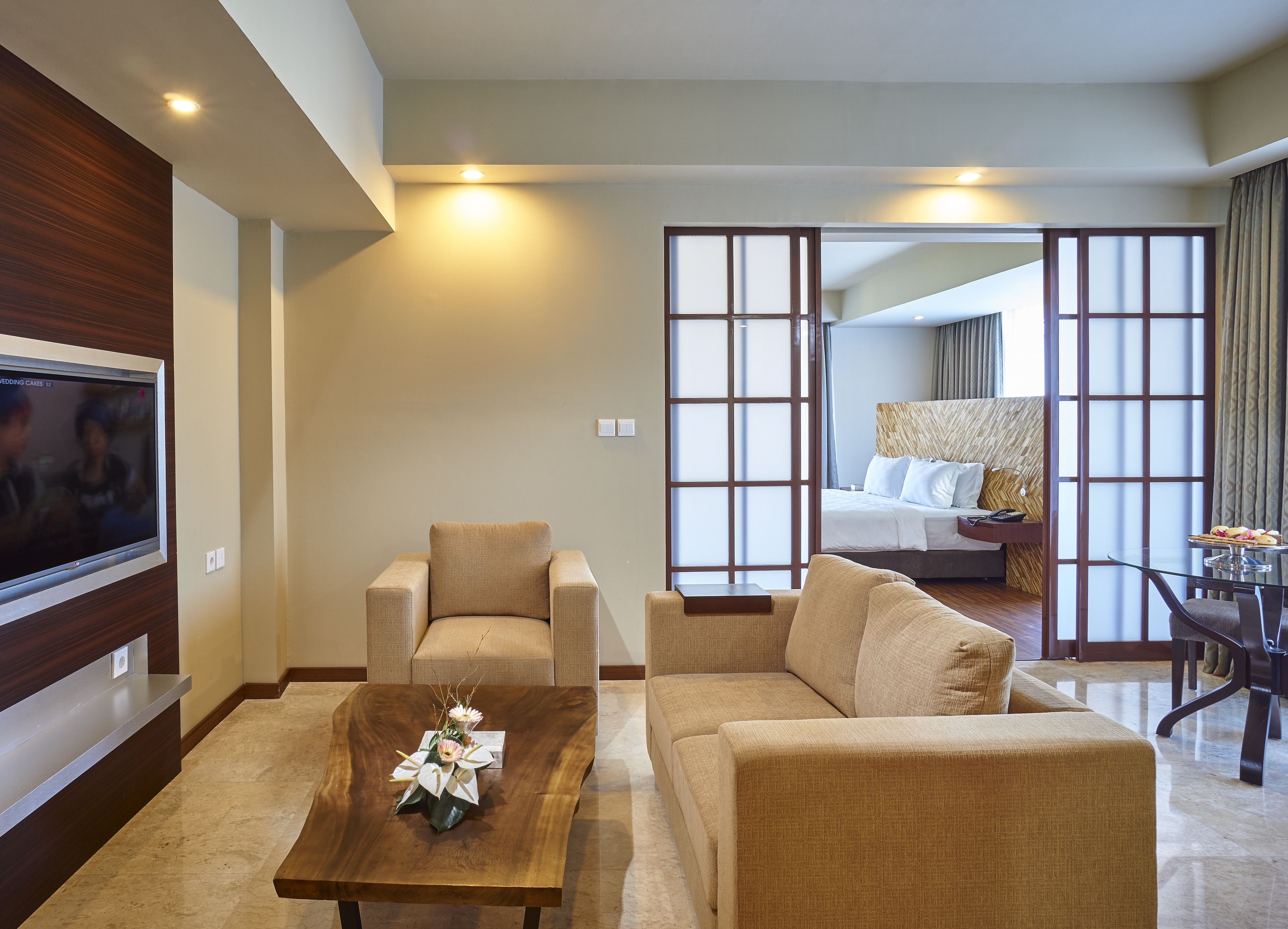 executive suite, balcony, pool view | 1 bedroom, minibar, in-room safe, desk