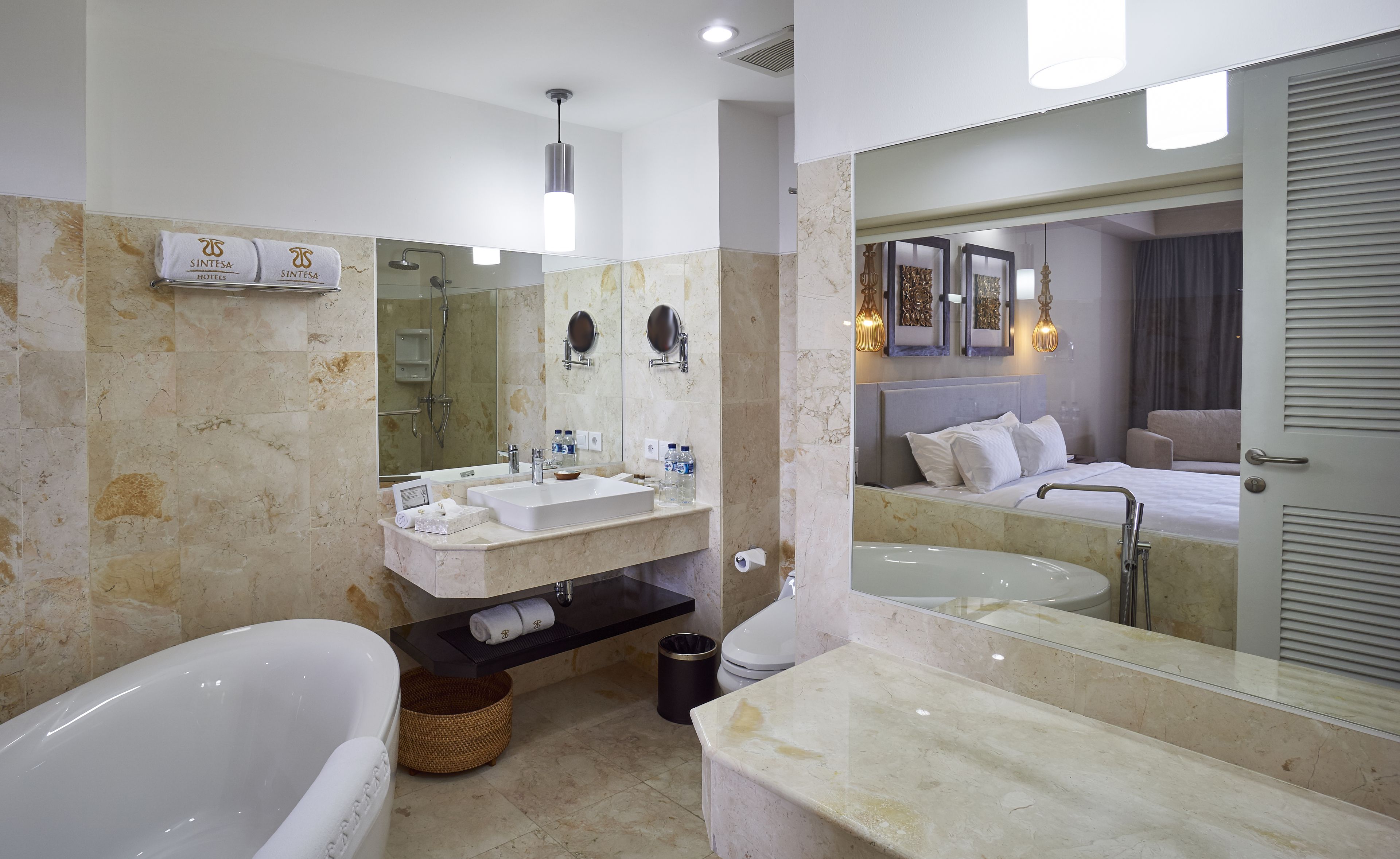Ein modernes Badezimmer mit Badewanne, zwei Waschbecken, einem großen Spiegel und einer Duschkabine.