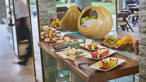 Un buffet proposant divers plats, avec un panneau indiquant un prix de 10 dollars.