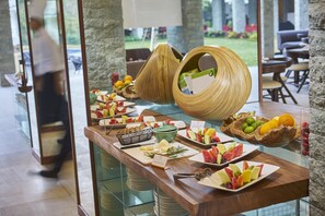 2 restoran, kahvaltı, öğle yemeği sunulur, uluslar arası mutfak