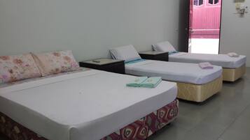 Neljän hengen perhehuone | Silitysrauta/-lauta, ilmainen Wi-Fi, vuodevaatteet