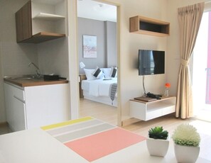 32-inch flat-screen TV with satellite channels, TV - Banyan Residence (Rayong)