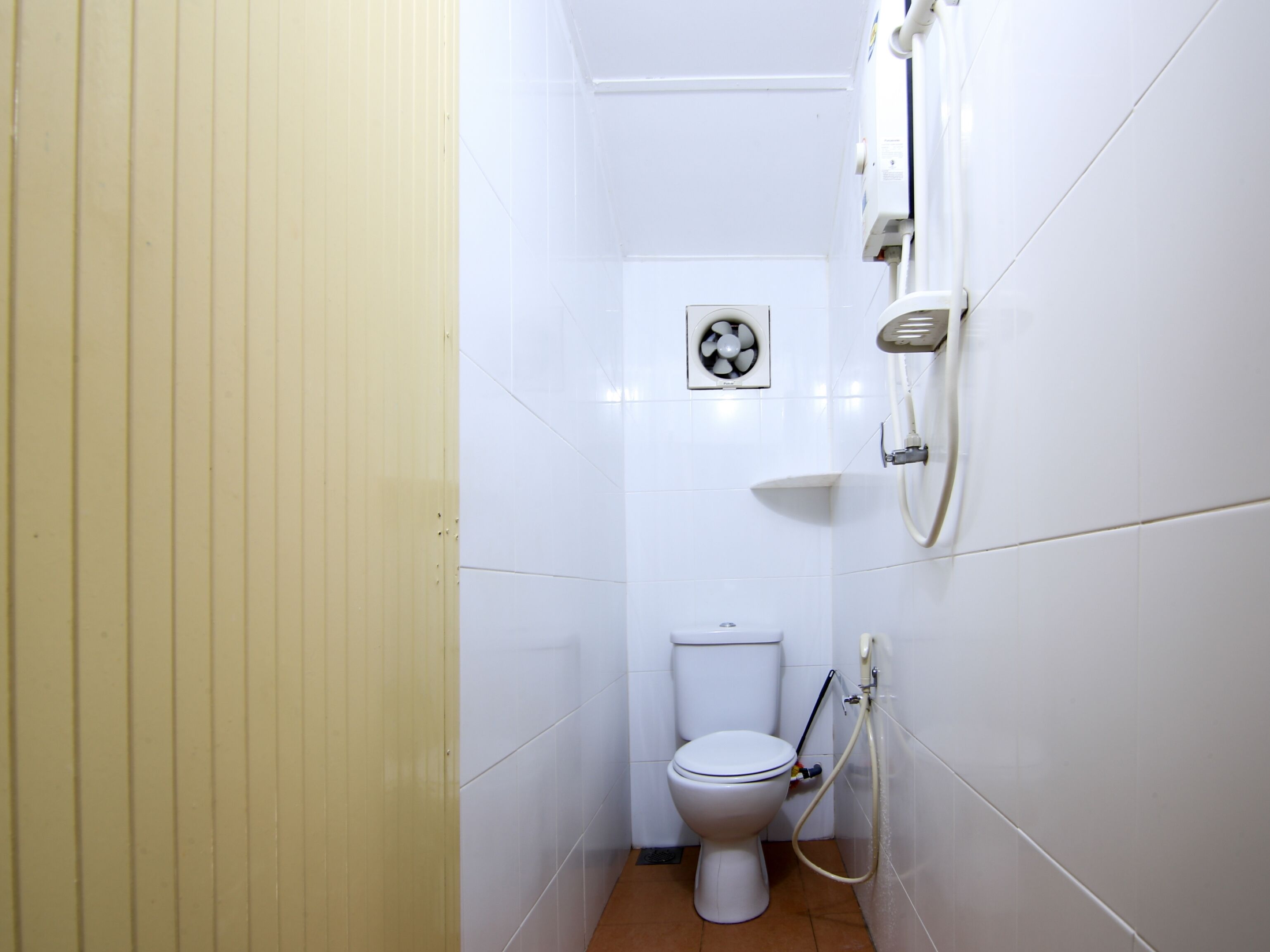 Shower, free toiletries, bidet, towels