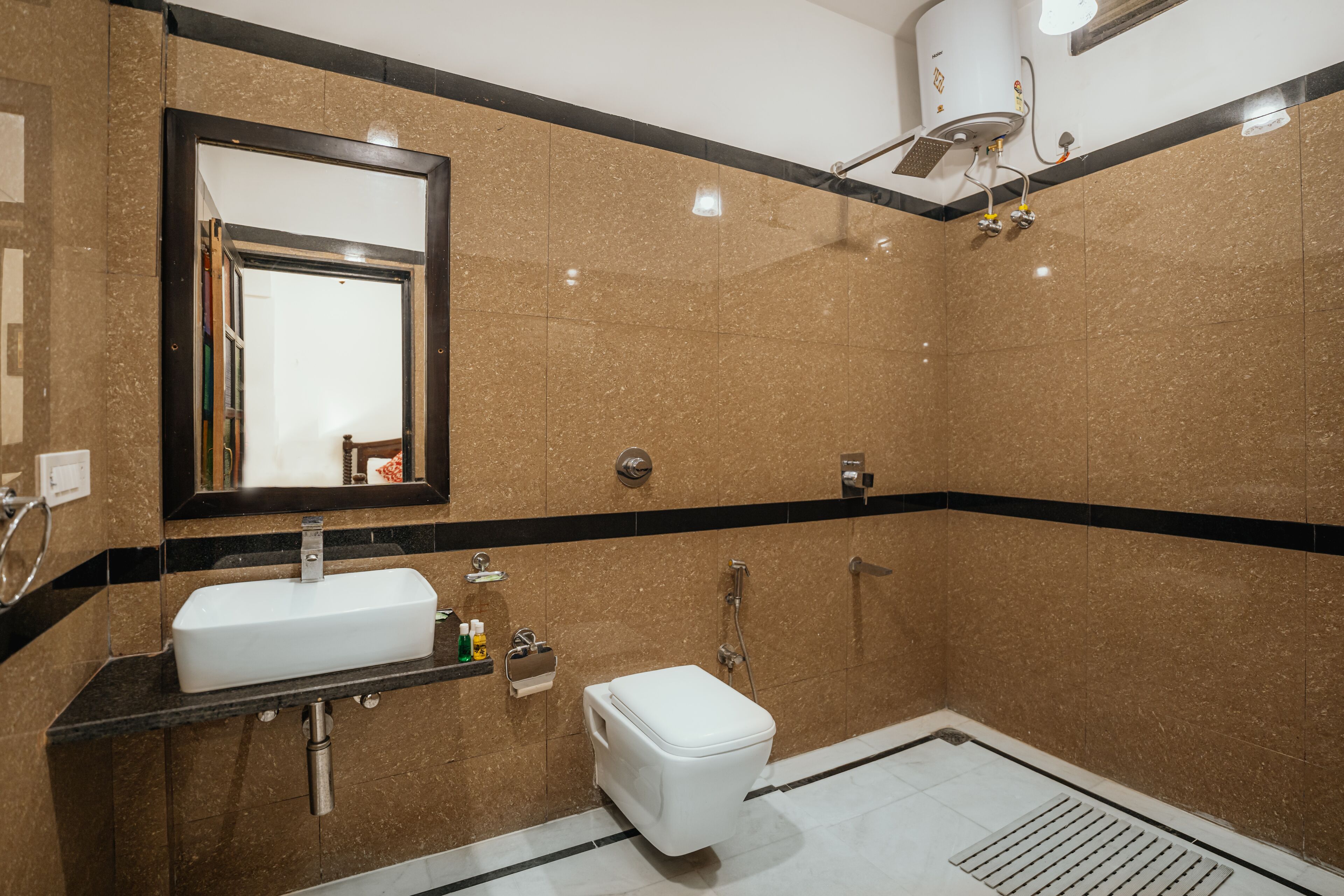 Ein Badezimmer mit weißem Waschbecken, Spiegel und Toilette.