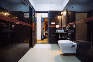 Habitación superior, 1 cama doble | Baño | Ducha, artículos de higiene personal gratuitos, zapatillas y toallas