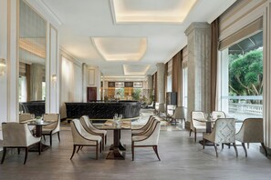 5 restaurants; ze serveren er ontbijt, lunch en diner 