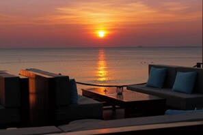 Private beach, white sand, beach umbrellas - Sheraton Phu Quoc Long Beach Resort (Phu Quoc)