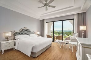 Deluxe kamer, 1 kingsize bed, uitzicht op tuin (Balcony) | Een kluis op de kamer, een bureau, verduisterende gordijnen