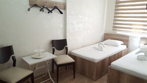 Standard-Zweibettzimmer | Schreibtisch, schallisolierte Zimmer, kostenloses WLAN