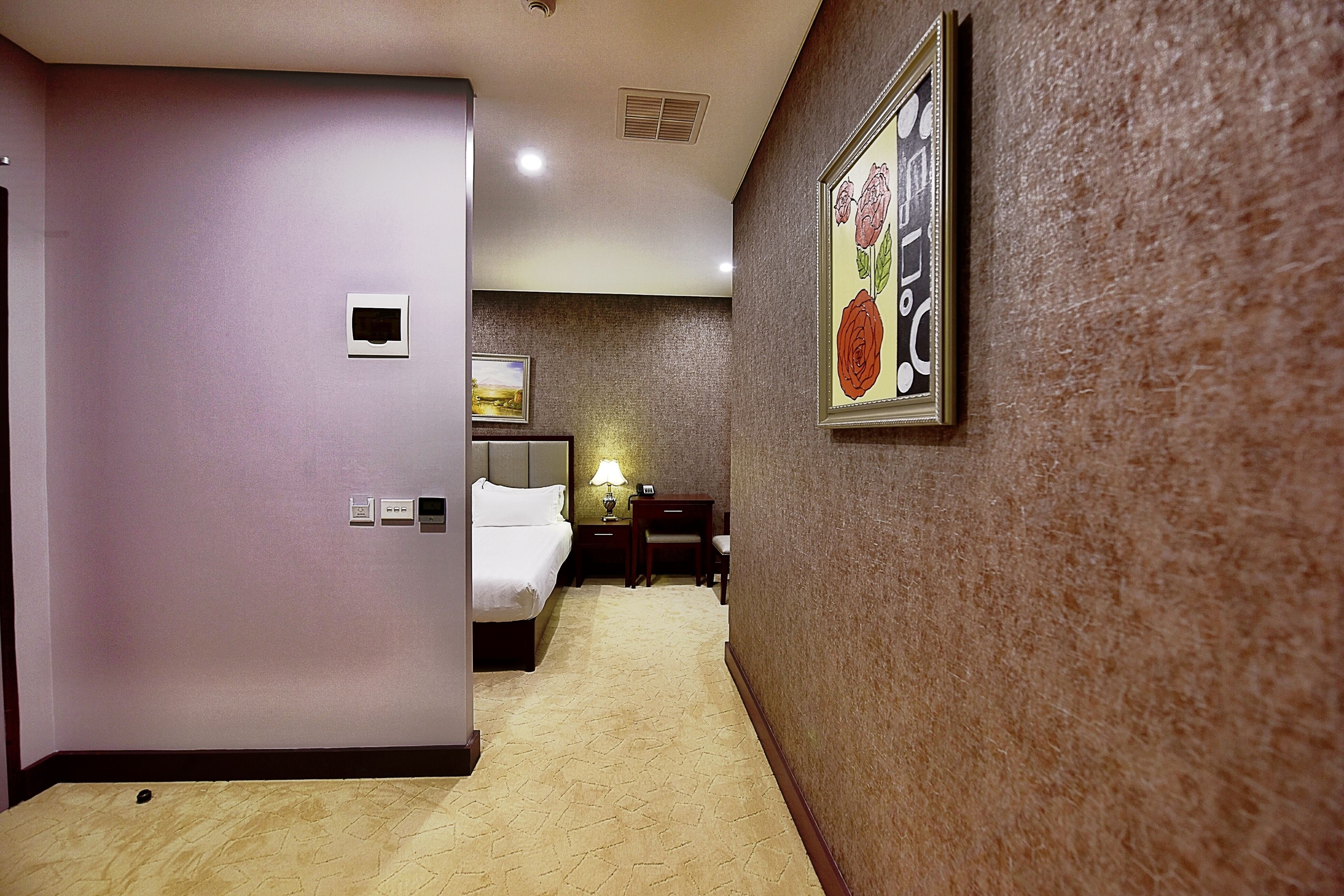 executive king room | in-room safe, desk, soundproofing, iron/ironing board